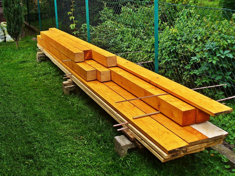 menuisier-LA VALETTE DU VAR-min_boards_the_rafters_joinery_tree_painting_wood_colored_paint-871508