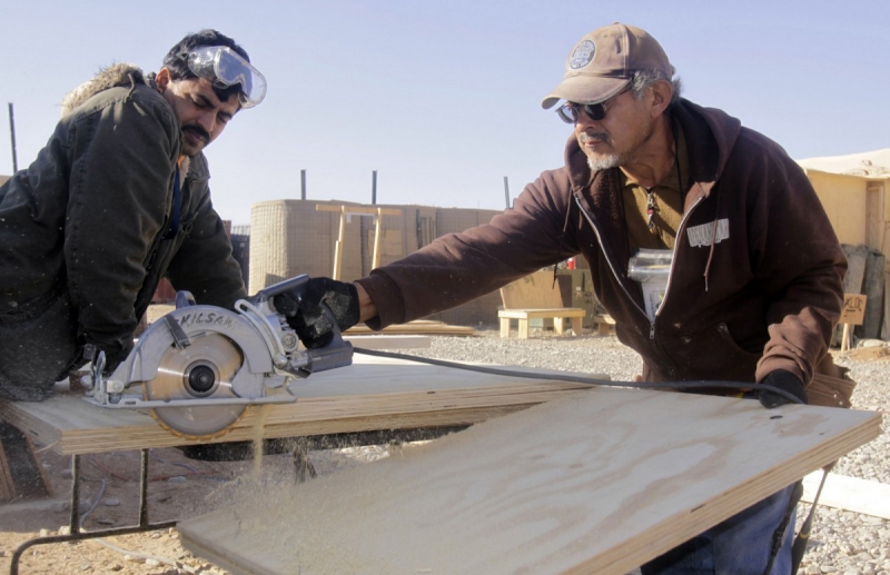 menuisier-LA VALETTE DU VAR-min_men_working_construction_sawing_wood_building_marines_workers_equipment-1064481