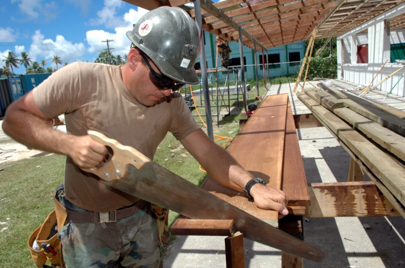 menuisier-LA VALETTE DU VAR-min_worker_construction_building_carpenter_male_job_build_helmet-893290